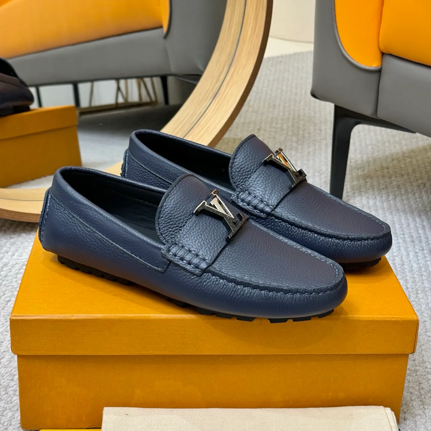 Men's men's shoes 💰420 (Yangli) LV 2⃣️0⃣️2⃣️5️⃣Spring and summer counter GLORIA series models ✈️Original factory special leather production, original last type. A classic driving slip-on casual shoe that shows an elegant style with exquisite craftsmanship details such as Monogram embossing all over the upper🌀Italian imported calfskin fabric Sheepskin foot pads➕Inside～Private mold replica sole Unique style Comfortable driving slip-on Size: 4-12 (38-46) Comes with [Counter packaging: original box, wrapping paper, card, instruction manual, shoehorn, cloth bag] No pressure to enter and leave the counter!